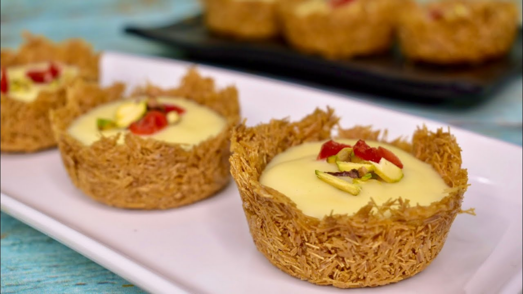 Vermicelli cups with custard filling